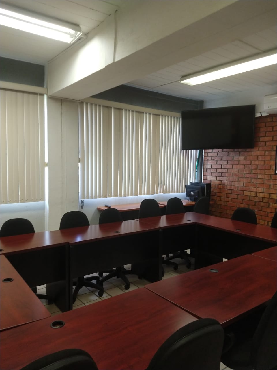 Edificio 31, sala de juntas dentro del edificio de oficinas administrativas