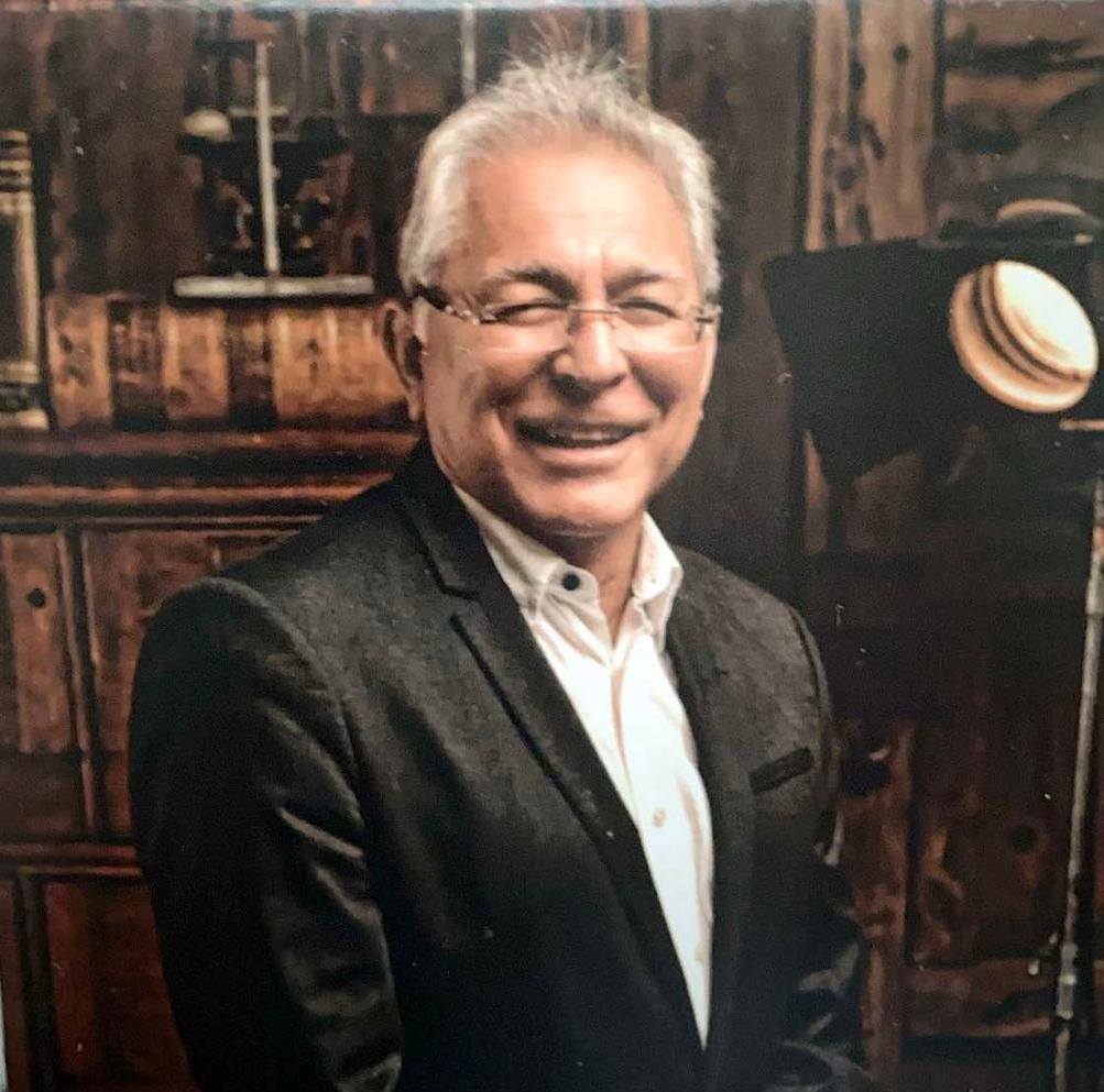 Dr. Víctor Adrián Santibáñez Dávila